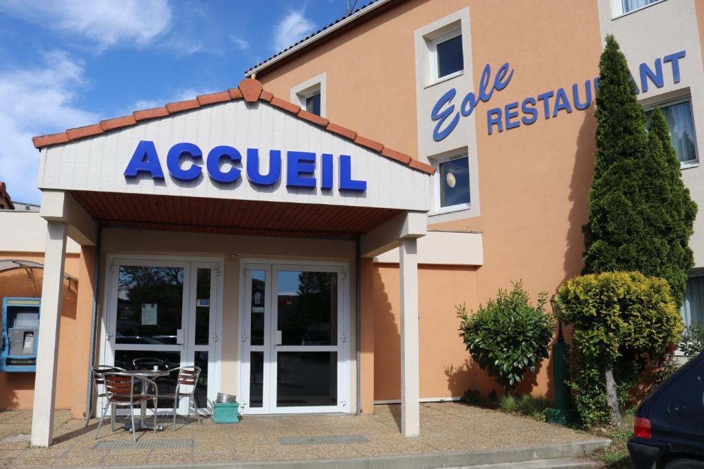 un bâtiment avec un panneau indiquant un restaurant dans l'établissement Hôtel Restaurant Clément ADER, à Muret