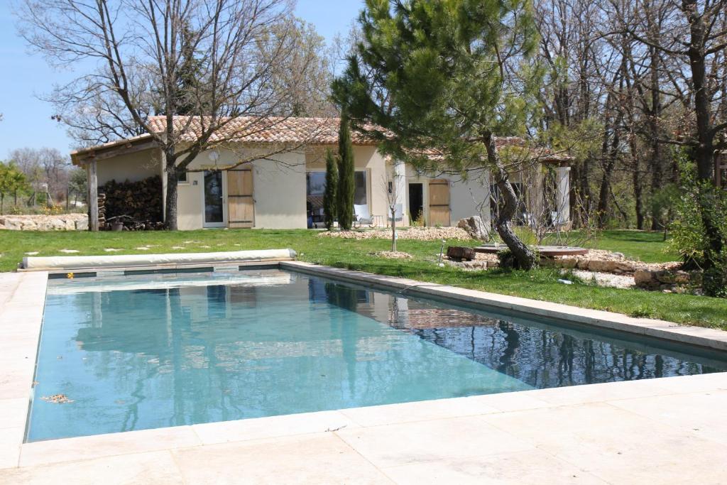 a swimming pool in front of a house at Le Fournil en Provence in Caseneuve