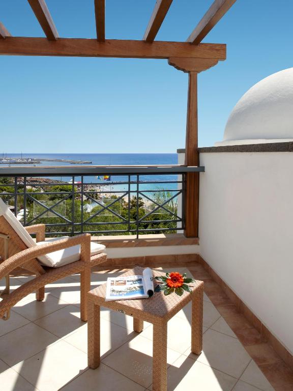 A balcony or terrace at Princesa Yaiza Suite Hotel Resort