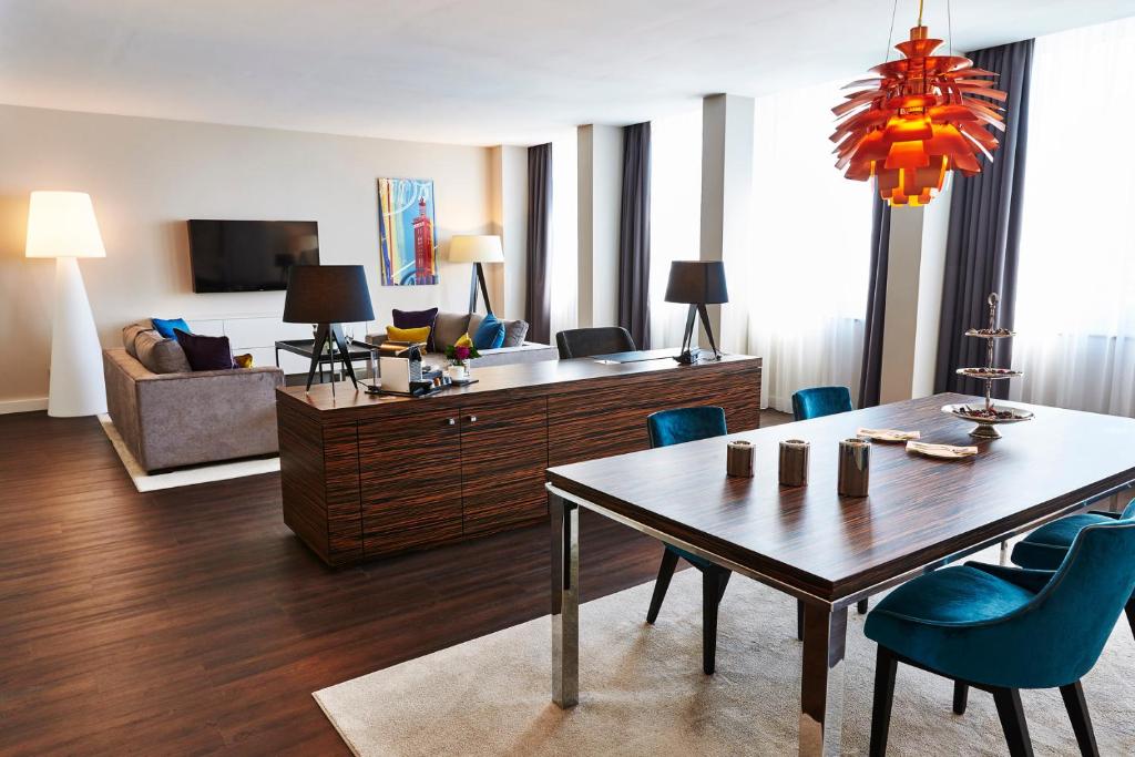 TV a/nebo společenská místnost v ubytování Steigenberger Hotel Köln
