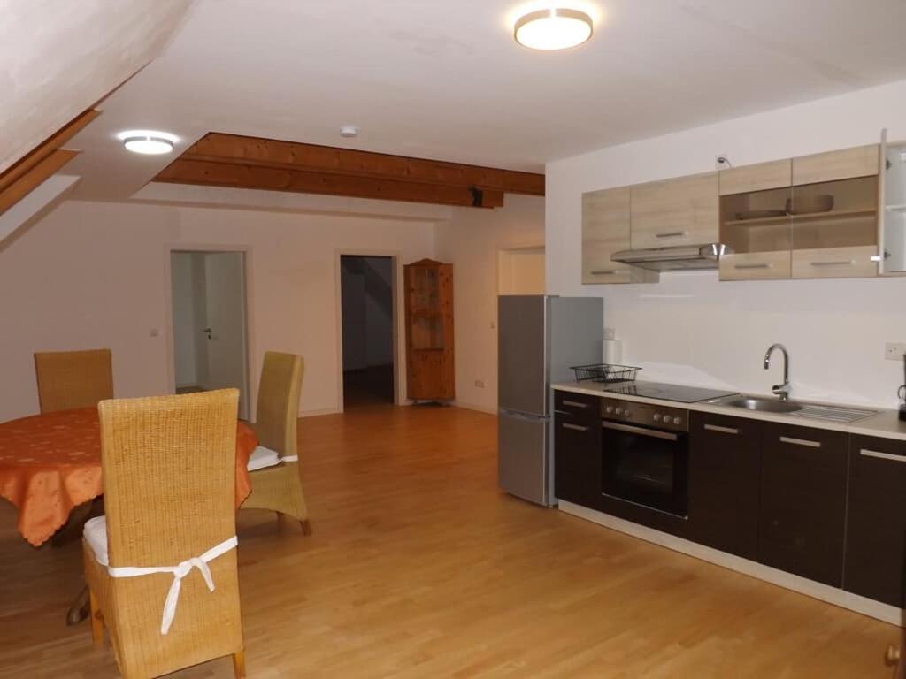 uma cozinha e sala de estar com um lavatório e uma mesa em Fewo Floss em Floß
