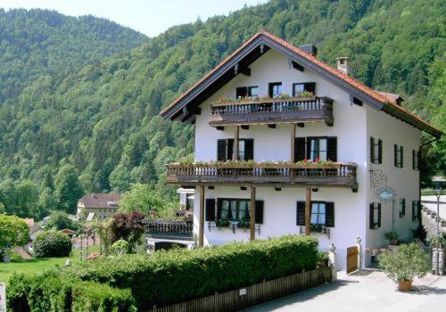 Casa blanca grande con balcones en una montaña en Gästehaus Katharina, en Kiefersfelden