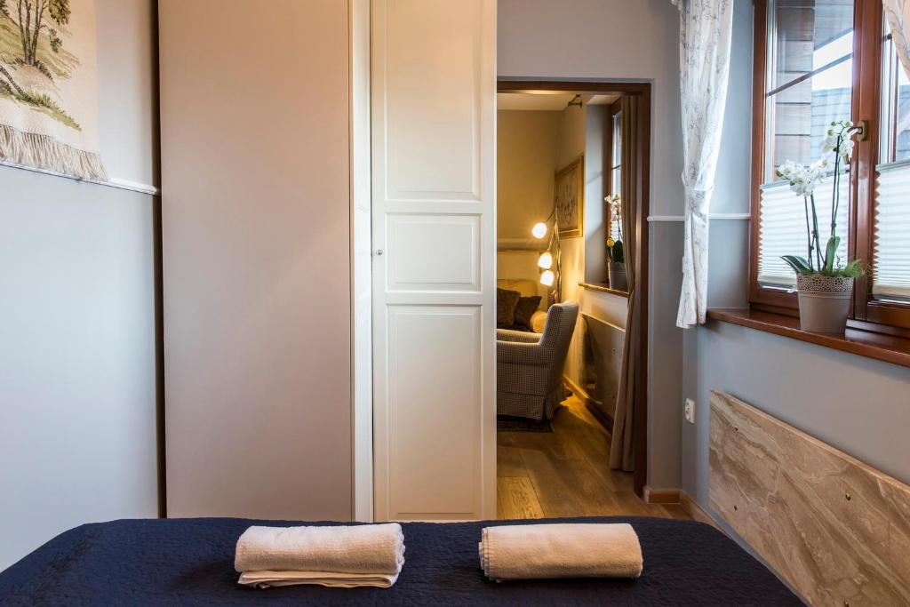 mały pokój z łóżkiem i korytarzem w obiekcie Apartment Tiffany w mieście Nowe Bystre