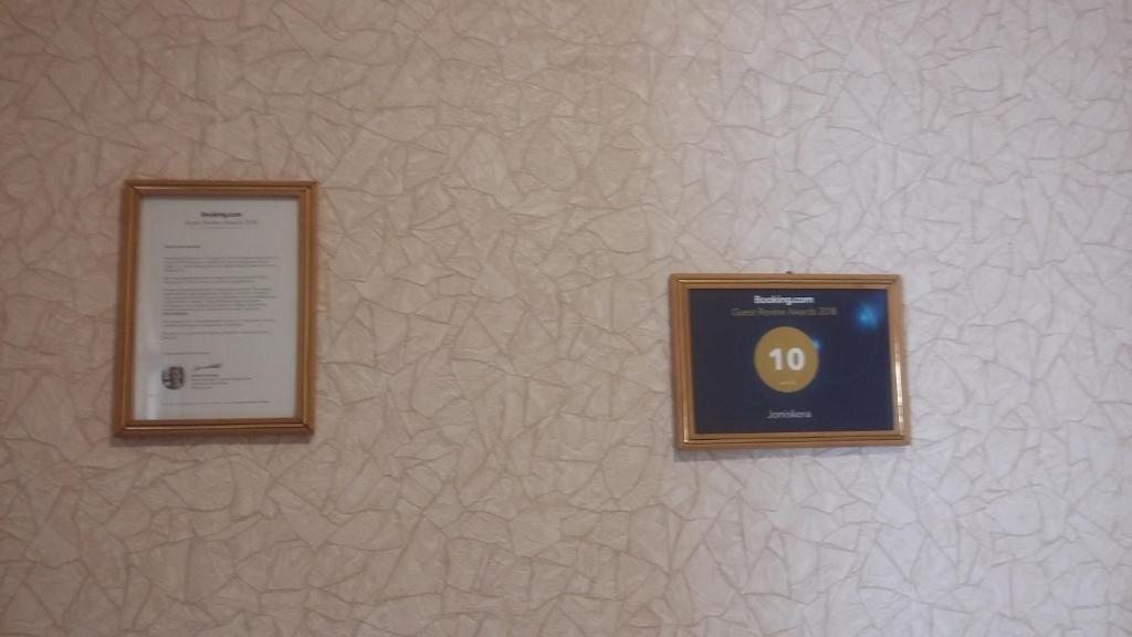 Certifikát, hodnocení, plakát nebo jiný dokument vystavený v ubytování Joniskera