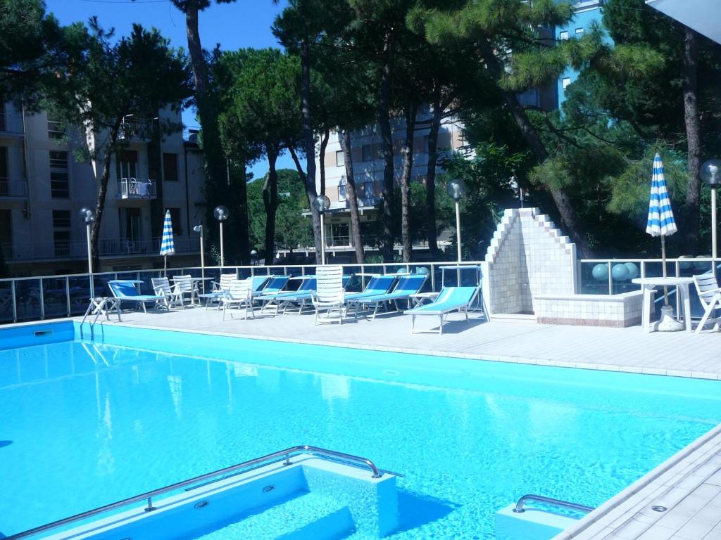 Bazén v ubytování Hotel Astra nebo v jeho okolí