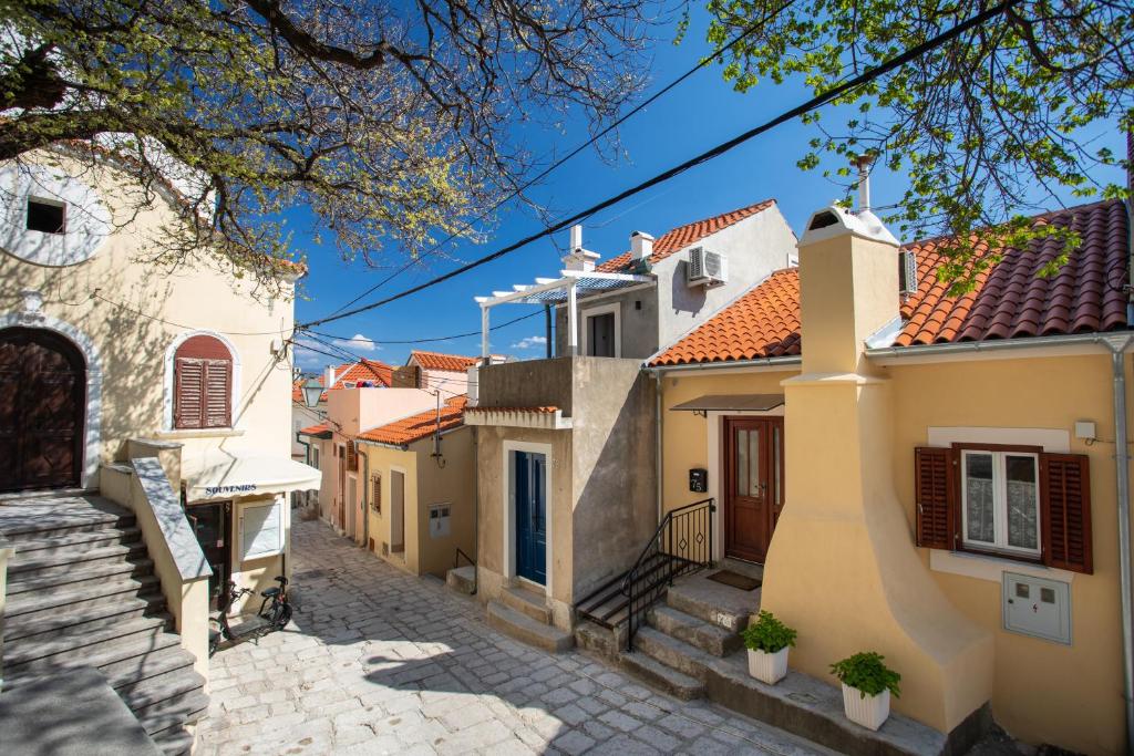 una fila de casas en una calle empedrada en Little house in Baška, en Baška