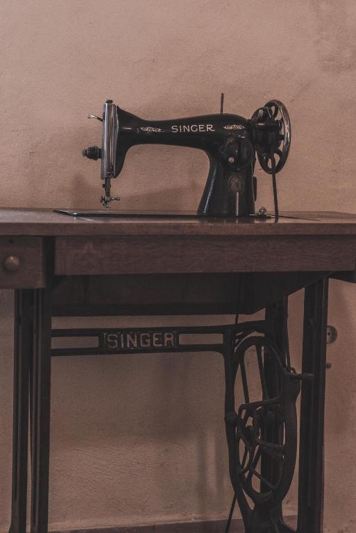 a sewing machine sitting on top of a wooden table at La Casa Di Nonna in Koríthion