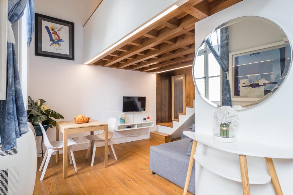 sala de estar con mesa y espejo en Alfama Blue Studio Loft Apartment - by LU Holidays, en Lisboa