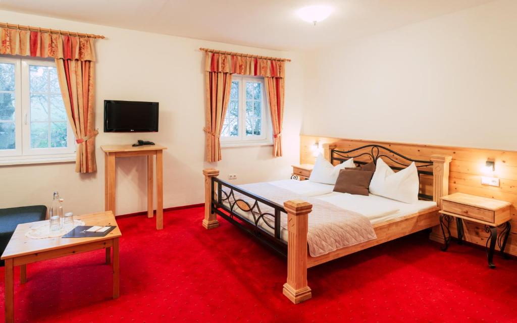 Postel nebo postele na pokoji v ubytování Hotel Schwengerer