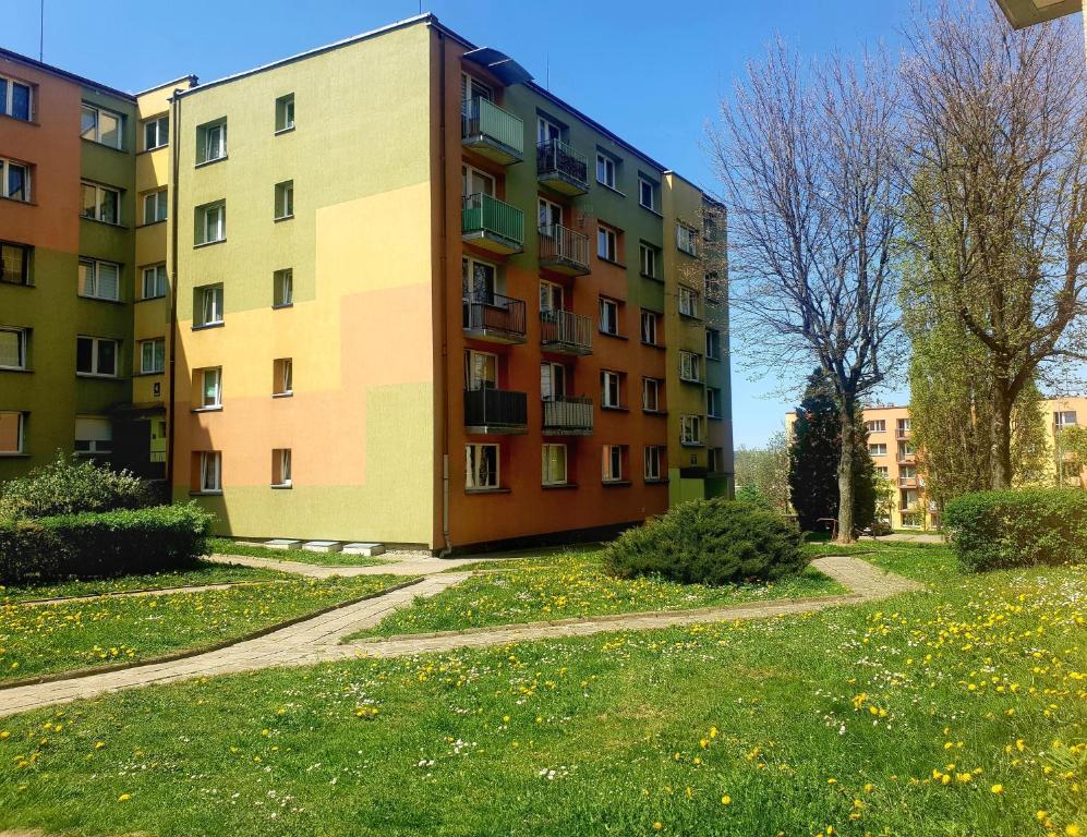 un immeuble situé au milieu d'un parc dans l'établissement Apartament Wałbrzych, à Wałbrzych