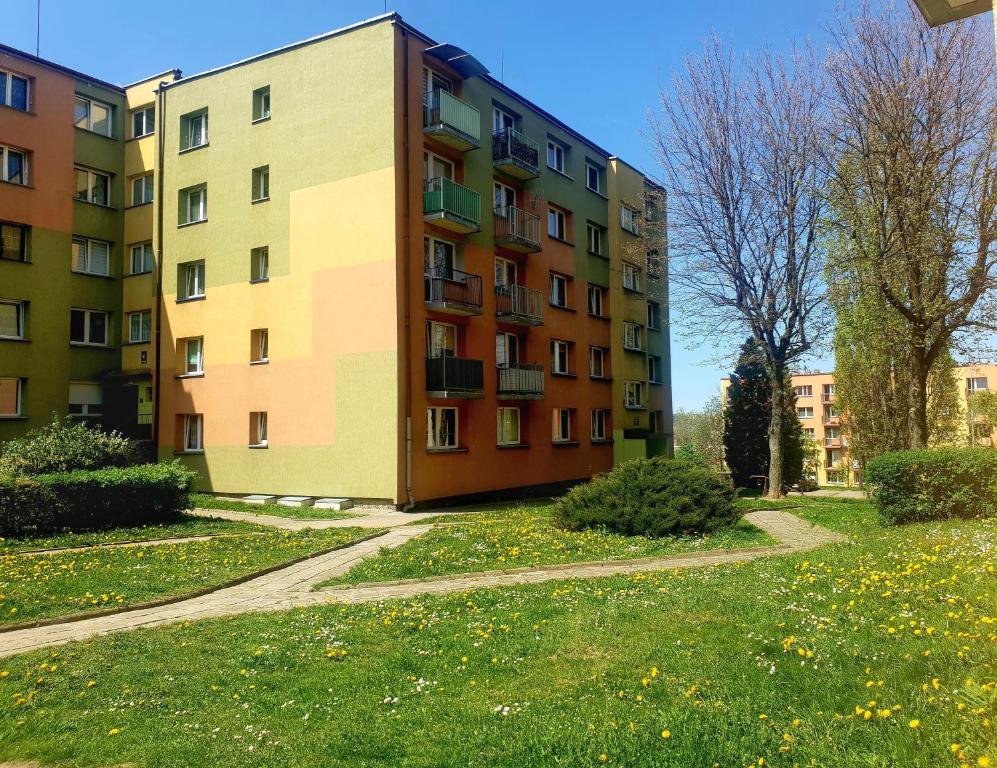 an apartment building in the middle of a park at Apartament Wałbrzych in Wałbrzych