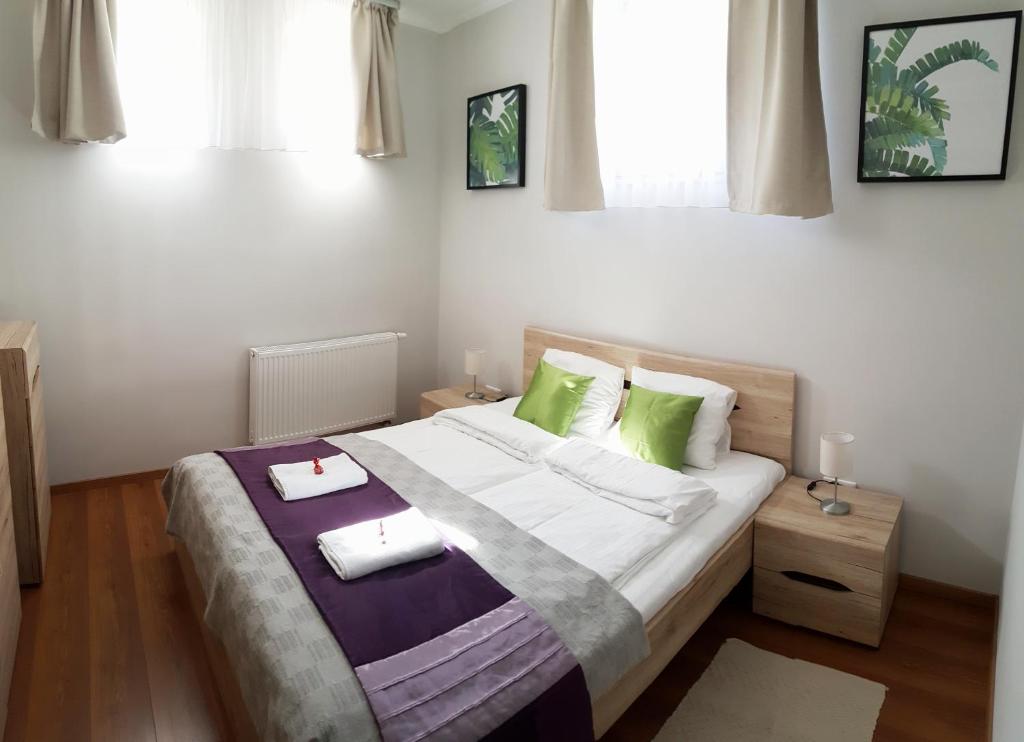Postel nebo postele na pokoji v ubytování Gardenia Apartman