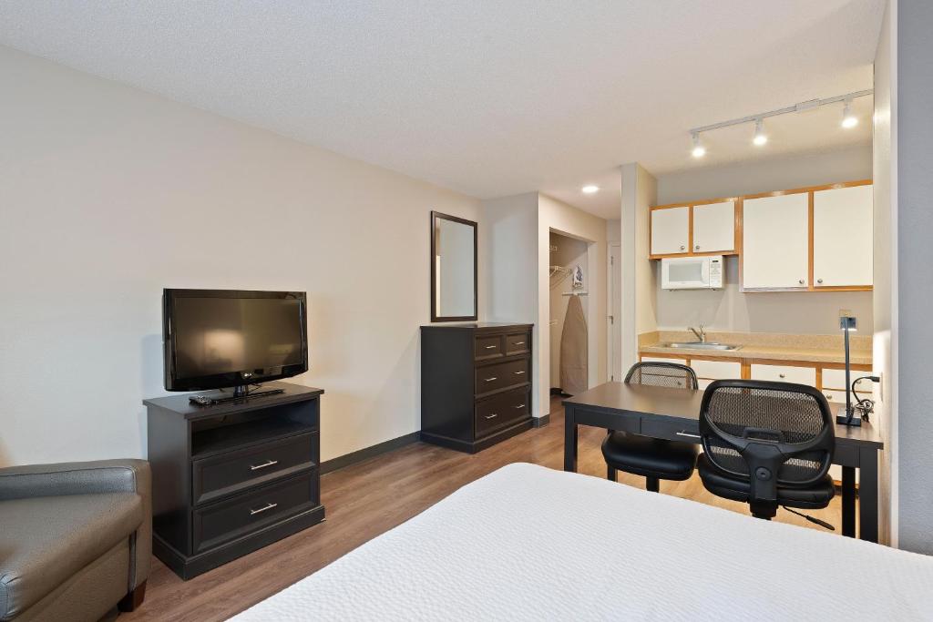 A room with a kitchenette at the Extended Stay America Suites - Charlotte - University Place.