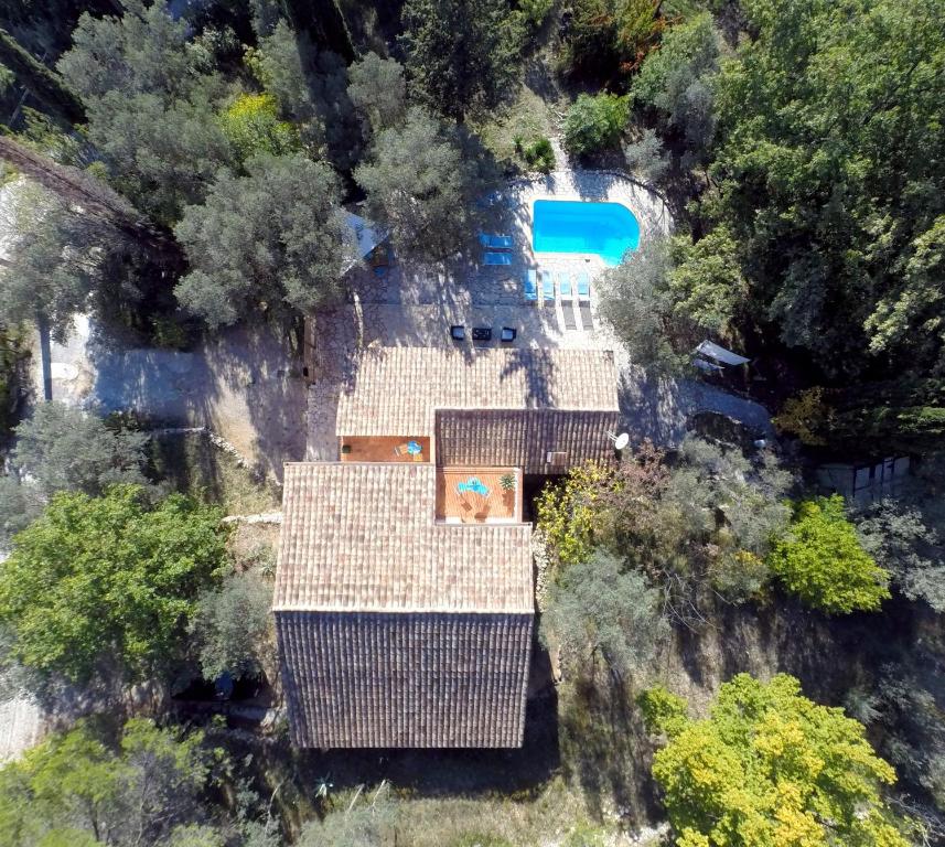 eine Luftansicht eines Hauses mit Bäumen in der Unterkunft Maison Callas - Villa Margerette in Callas