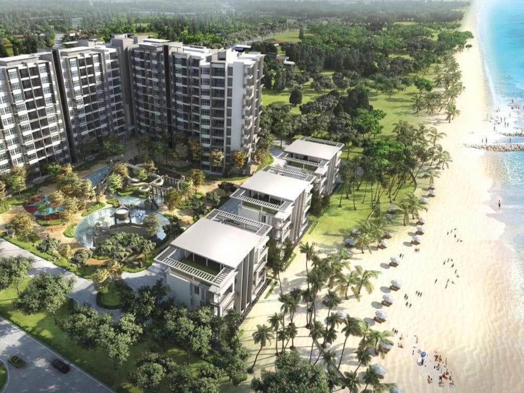 una vista aérea de un complejo situado junto a la playa en Seafront Villa at Swiss Garden Resort Residences, Kuantan, en Kuantan