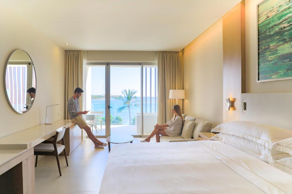 Postel nebo postele na pokoji v ubytování Barceló Maya Riviera - All Inclusive Adults Only