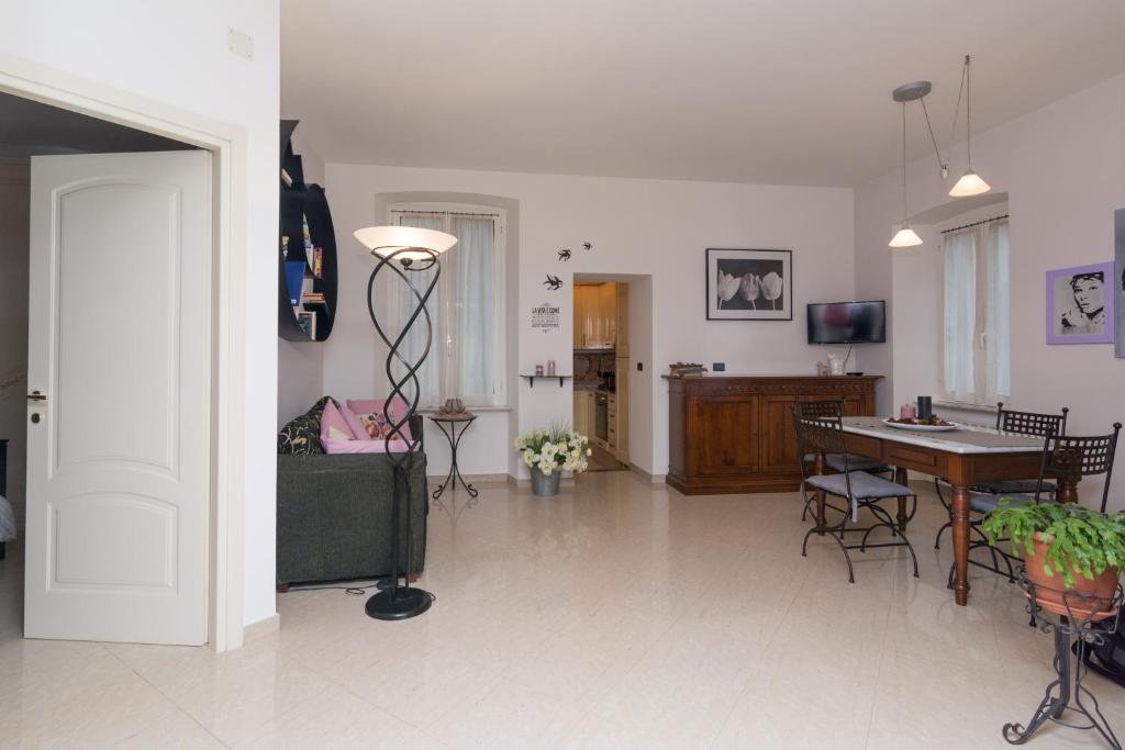 a large living room with a table and chairs at la casa di Susanna in Rossiglione