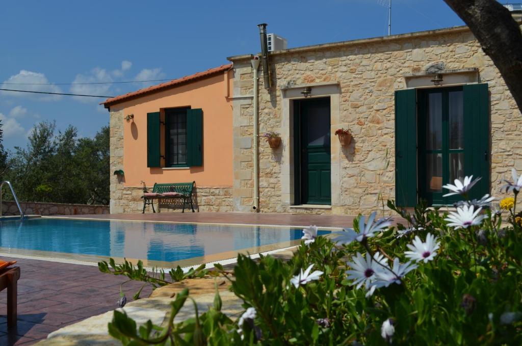 uma villa com piscina em frente a uma casa em La Villa "Casa di Lydia" em Gavalochori