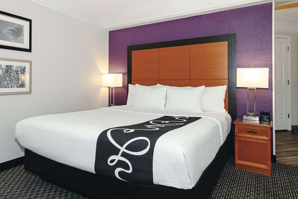 La Quinta Inn & Suites by Wyndham Ontario Airport - Deluxe Zimmer Mit Kingsize-Bett