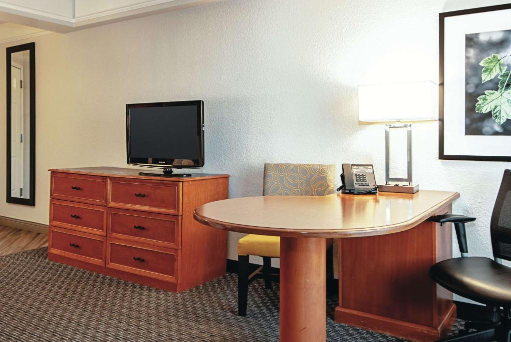 La Quinta Inn & Suites by Wyndham Ontario Airport - Executive Zimmer Mit Kingsize-Bett
