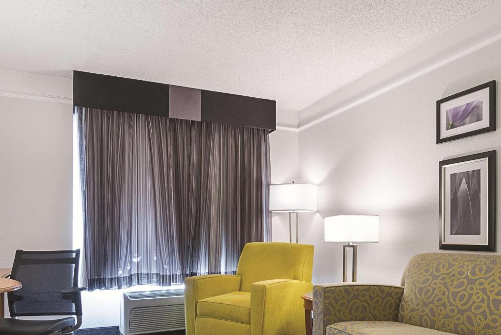 La Quinta Inn & Suites by Wyndham Ontario Airport - Suite Mit Kingsize-Bett Und Schlafsofa
