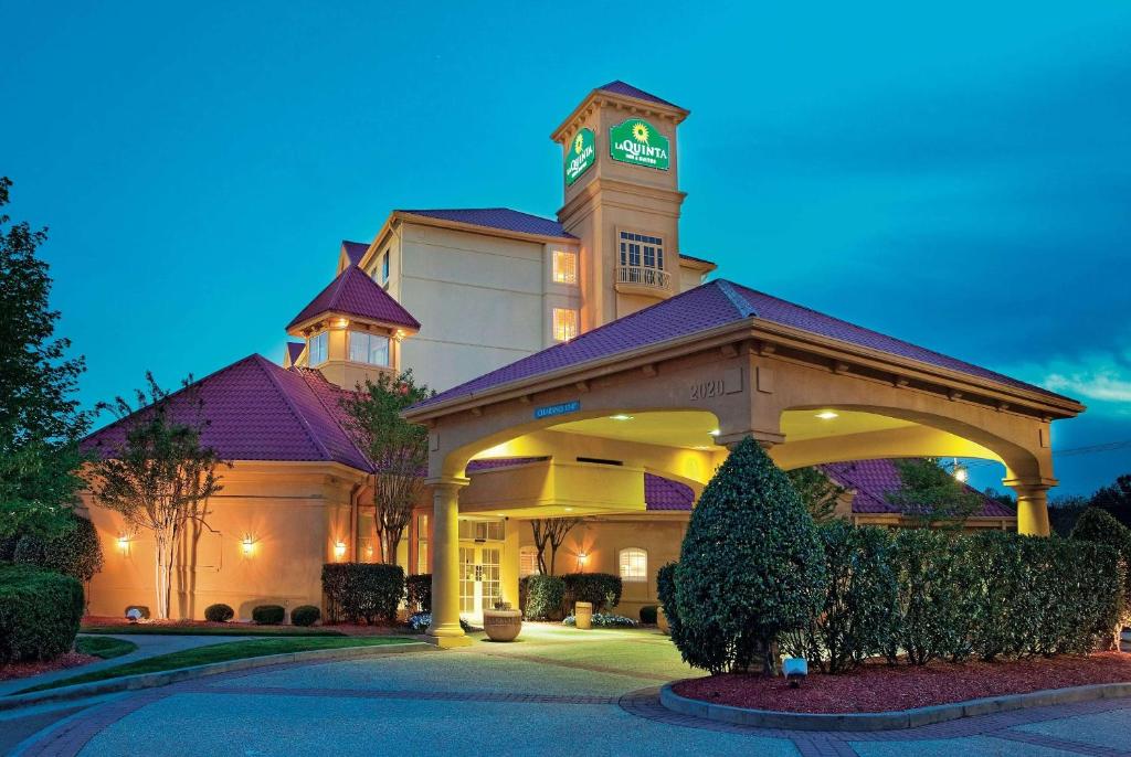 ein Hotel mit einem Uhrturm auf einem Gebäude in der Unterkunft La Quinta by Wyndham Winston-Salem in Winston-Salem