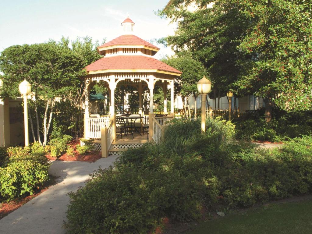 a gazebo in the middle of a garden at La Quinta by Wyndham Memphis Primacy Parkway in Memphis