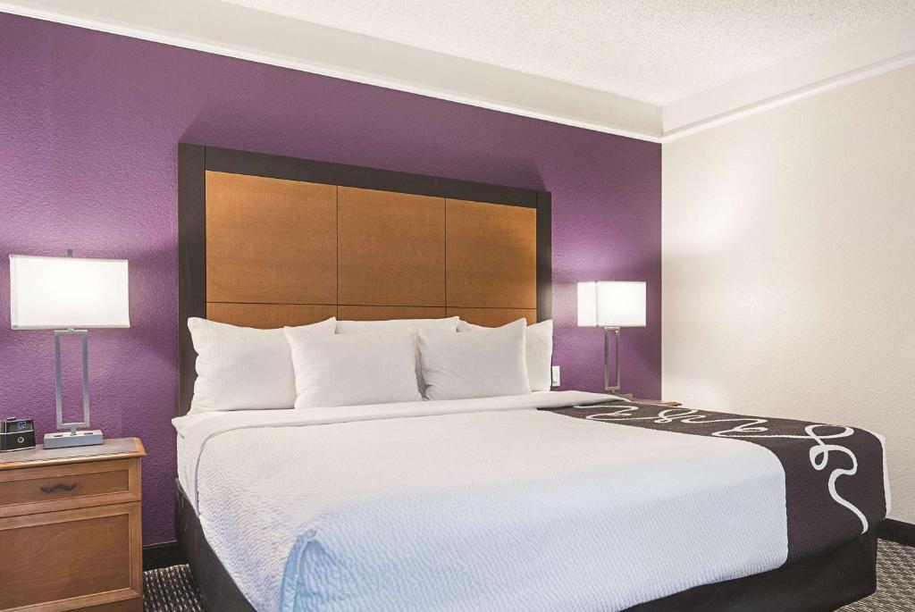La Quinta Inn & Suites by Wyndham Ontario Airport - Zimmer Mit Kingsize-Bett - Zugang Für Behinderte