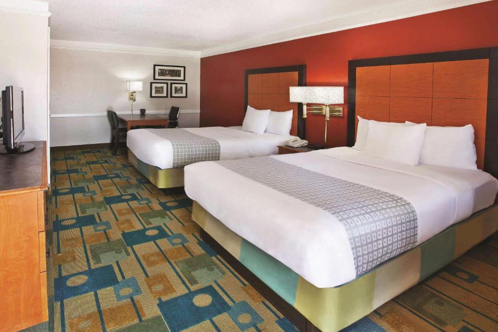 Кровать или кровати в номере La Quinta Inn by Wyndham Savannah Midtown