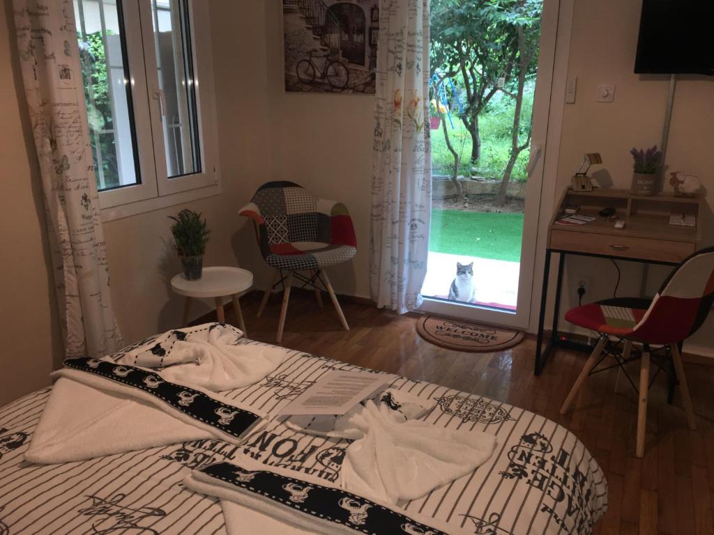 - une chambre avec un lit, une table et des chaises dans l'établissement La Vie En Rose Studio,close to beach, Paleo Faliro, à Athènes