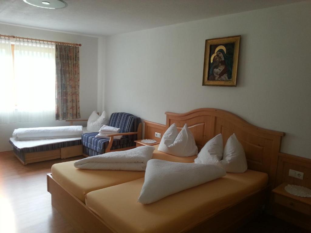 Łóżko lub łóżka w pokoju w obiekcie Apparthotel Stoanerhof