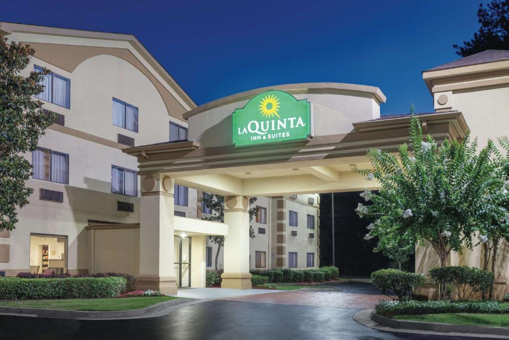 a hotel with a sign on the front of a building at La Quinta Inn & Suites by Wyndham Jackson Airport - Pearl in Pearl