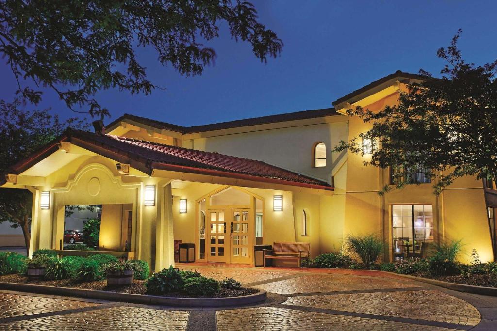 La Quinta Inn by Wyndham Champaign في شامبين: منزل كبير وامامه ساحة فناء