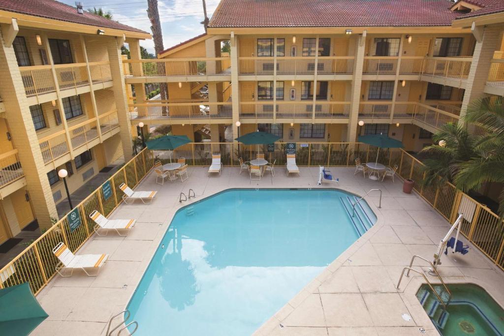 an overhead view of a pool in front of a hotel at La Quinta Inn by Wyndham Ventura in Ventura