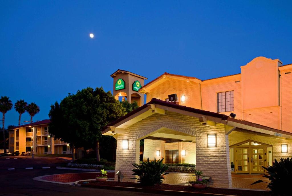 um edifício com uma torre de relógio em cima em La Quinta Inn by Wyndham San Diego Chula Vista em Chula Vista