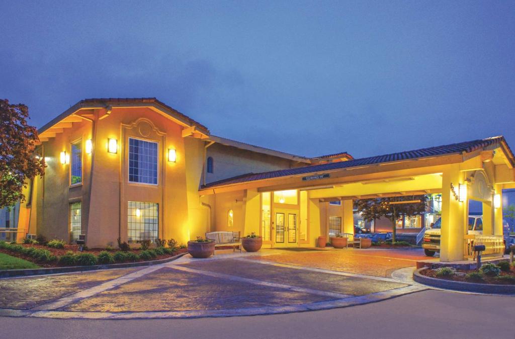 モリーンにあるLa Quinta Inn by Wyndham Moline Airportの夜間の駐車ガレージ付きの大きな建物