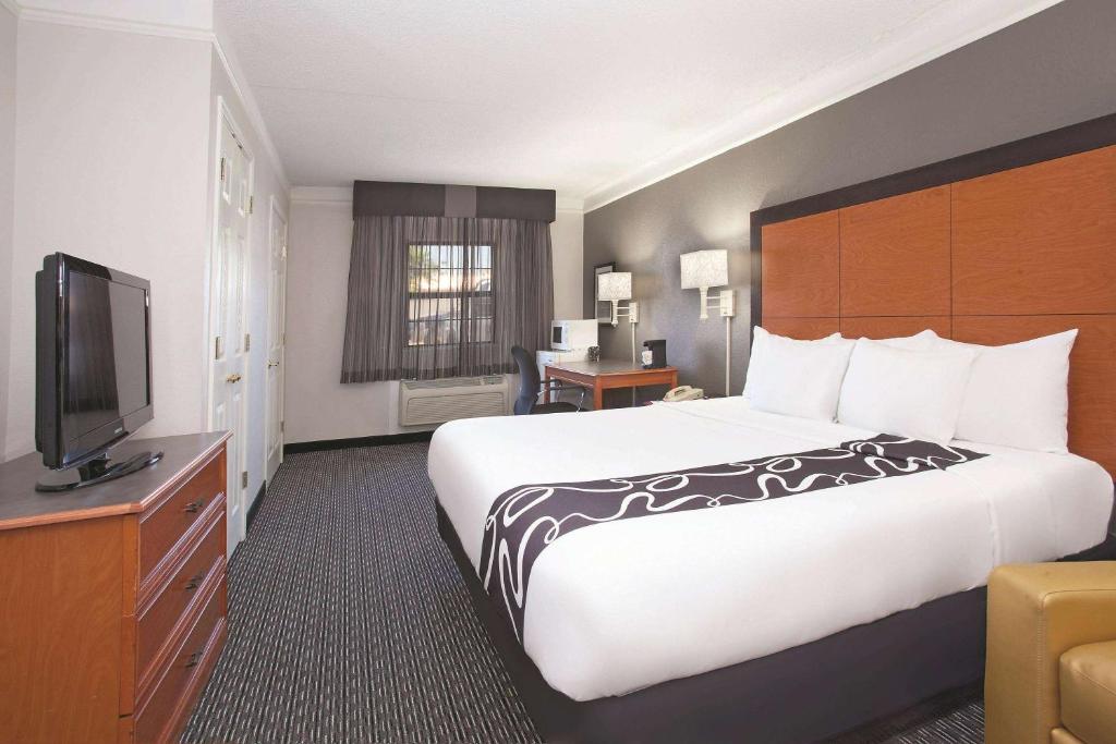 TV a/nebo společenská místnost v ubytování La Quinta Inn by Wyndham Salt Lake City Midvale