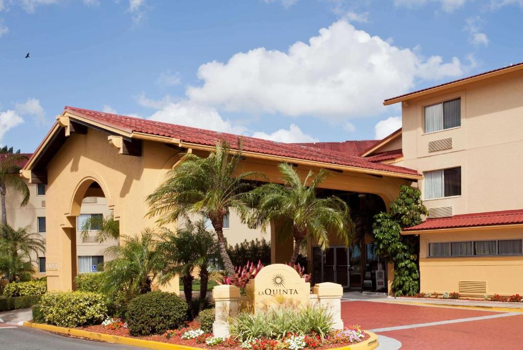 un hotel con un cartel frente a un edificio en La Quinta by Wyndham St. Pete-Clearwater Airport, en Clearwater