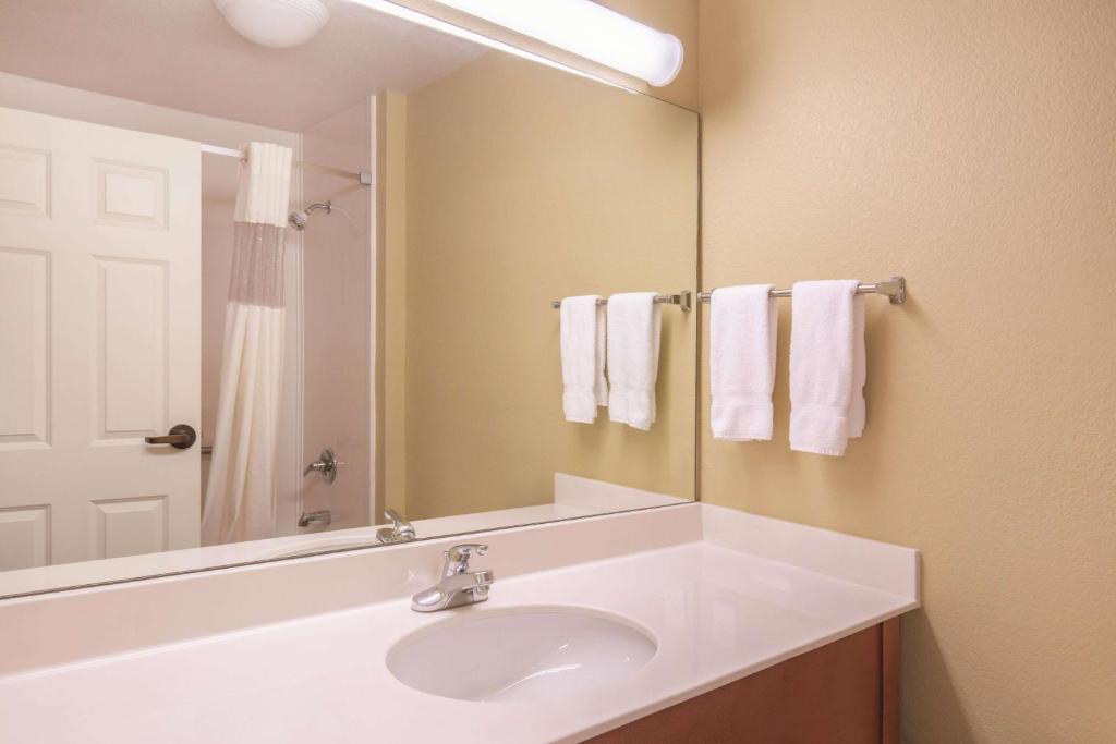La Quinta by Wyndham Bentonville - Queen Room With Two Queen Beds - Disability Access