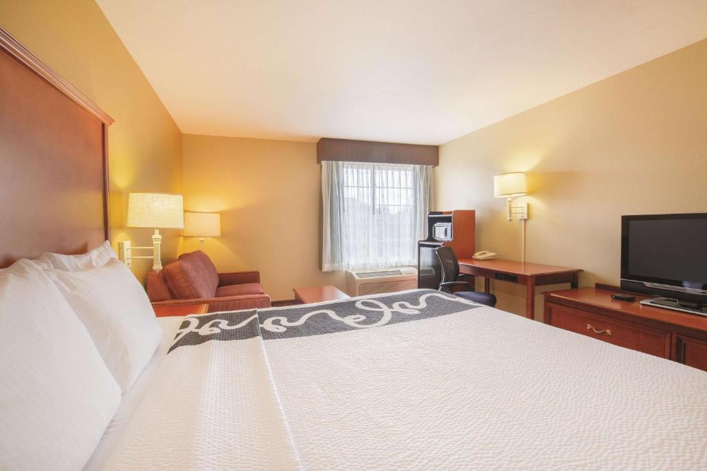 La Quinta by Wyndham Bentonville - King Room Met Bankbed