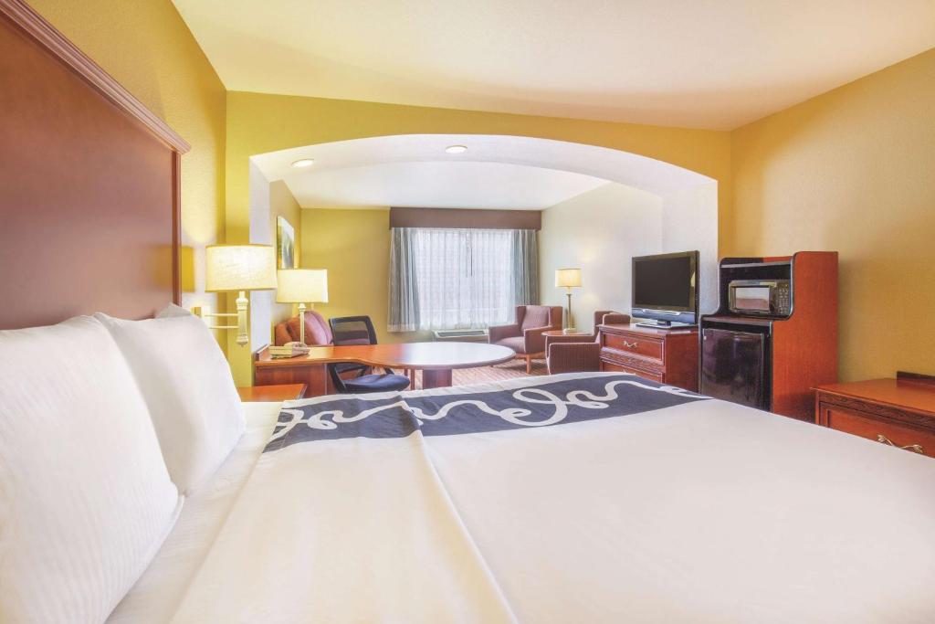 La Quinta by Wyndham Bentonville - Executive King Room
