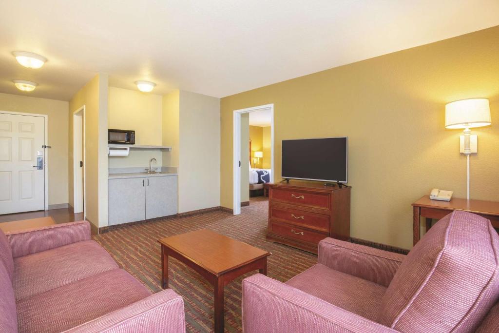 La Quinta by Wyndham Bentonville - King Suite