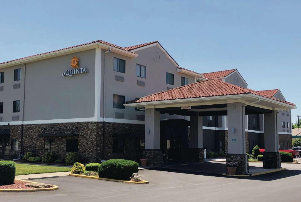 a hotel with a sign on the front of it at La Quinta by Wyndham Elizabethtown in Elizabethtown