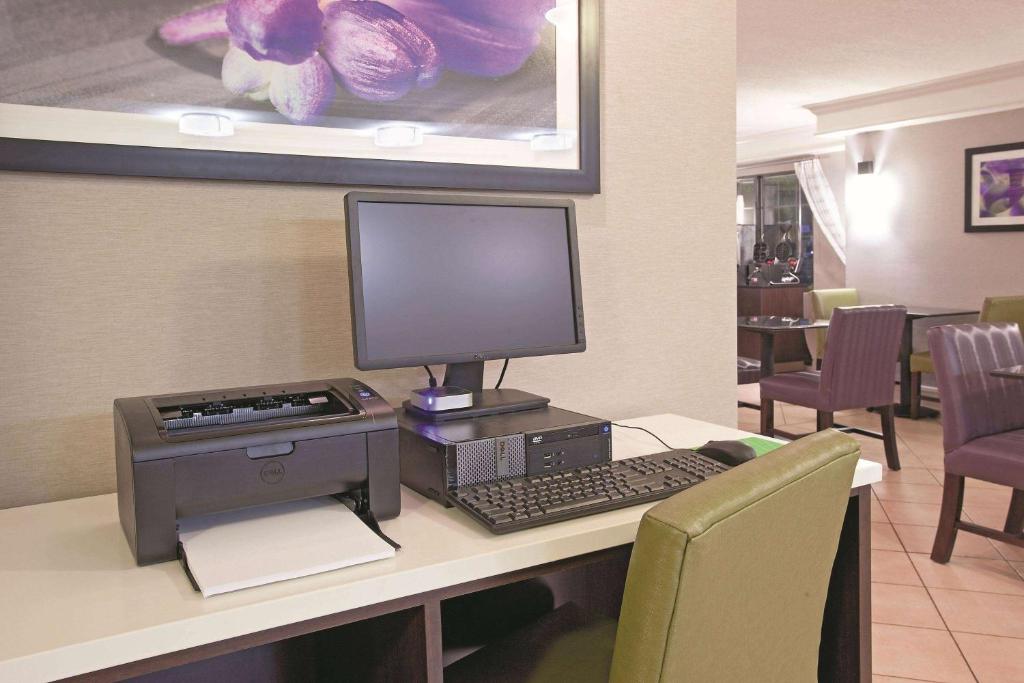 TV a/nebo společenská místnost v ubytování La Quinta Inn by Wyndham Salt Lake City Midvale