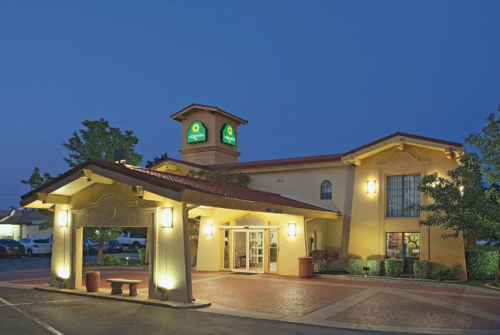 un edificio con una torre dell'orologio sopra di La Quinta Inn by Wyndham Salt Lake City Midvale a Midvale