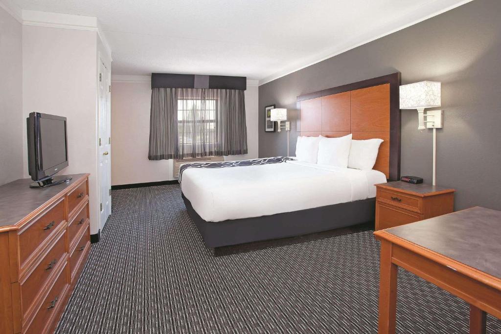 Postel nebo postele na pokoji v ubytování La Quinta Inn by Wyndham Salt Lake City Midvale