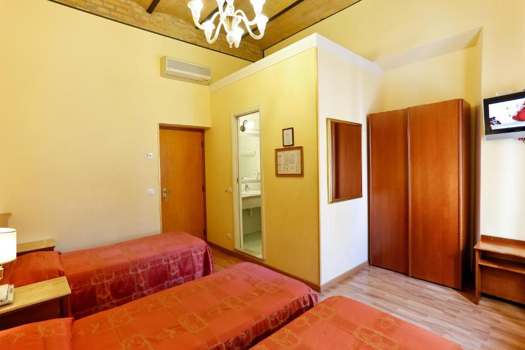 Łóżko lub łóżka w pokoju w obiekcie Hotel Tempio Di Pallade