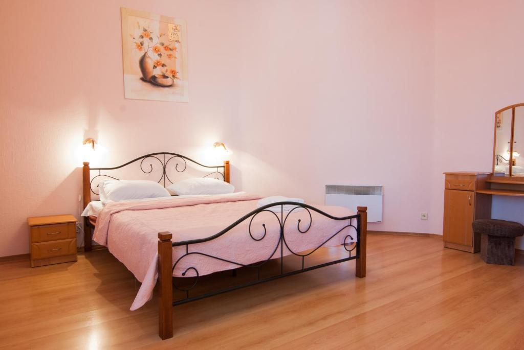 una camera con letto e copriletto rosa di Home Hotel Apartments on Mykhailivska Square - Kiev a Kiev