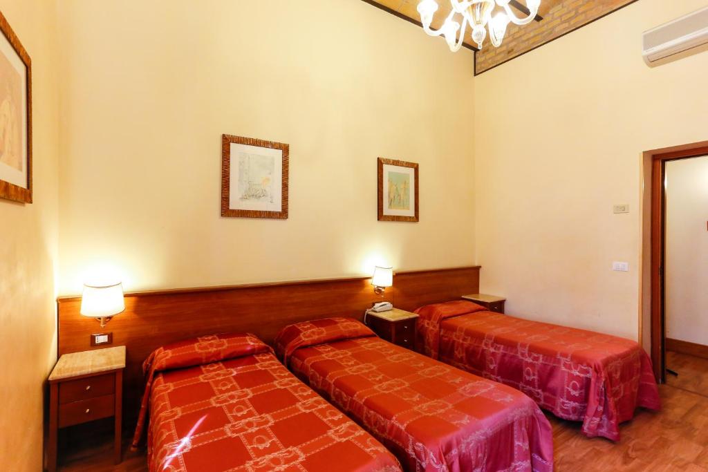 Łóżko lub łóżka w pokoju w obiekcie Hotel Tempio Di Pallade
