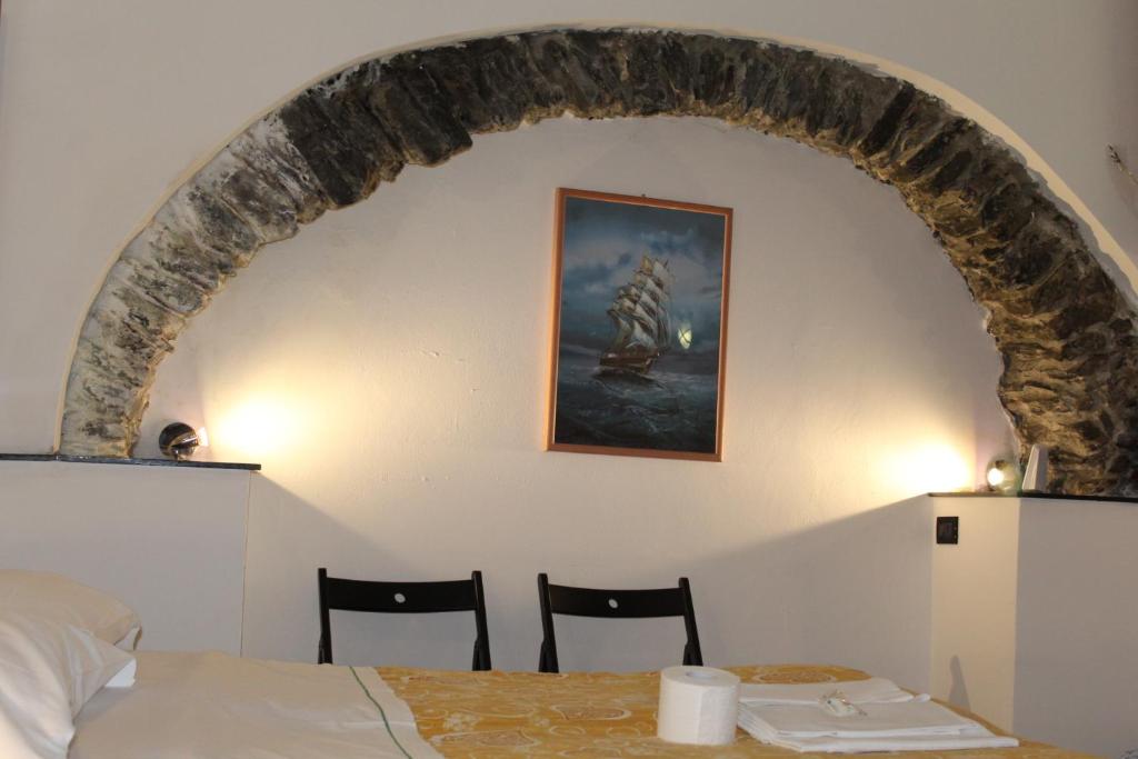 a room with a table and chairs and an arch at enrica barrani room in Vernazza